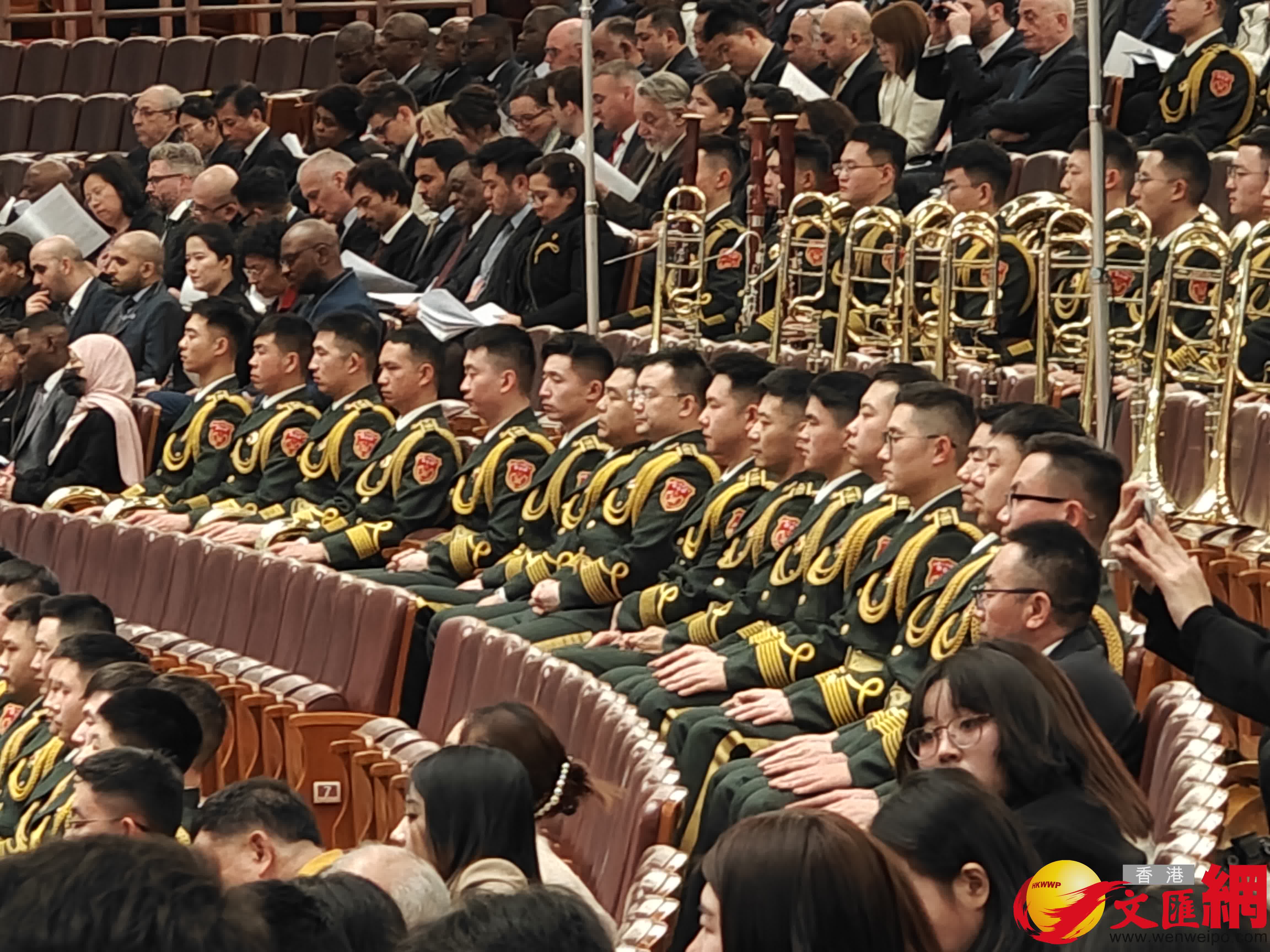 全國政協十四屆二次會議開幕式時，於二樓就座的軍樂團正在等候奏樂。（香港文(wén)匯網記者 朱燁 攝）