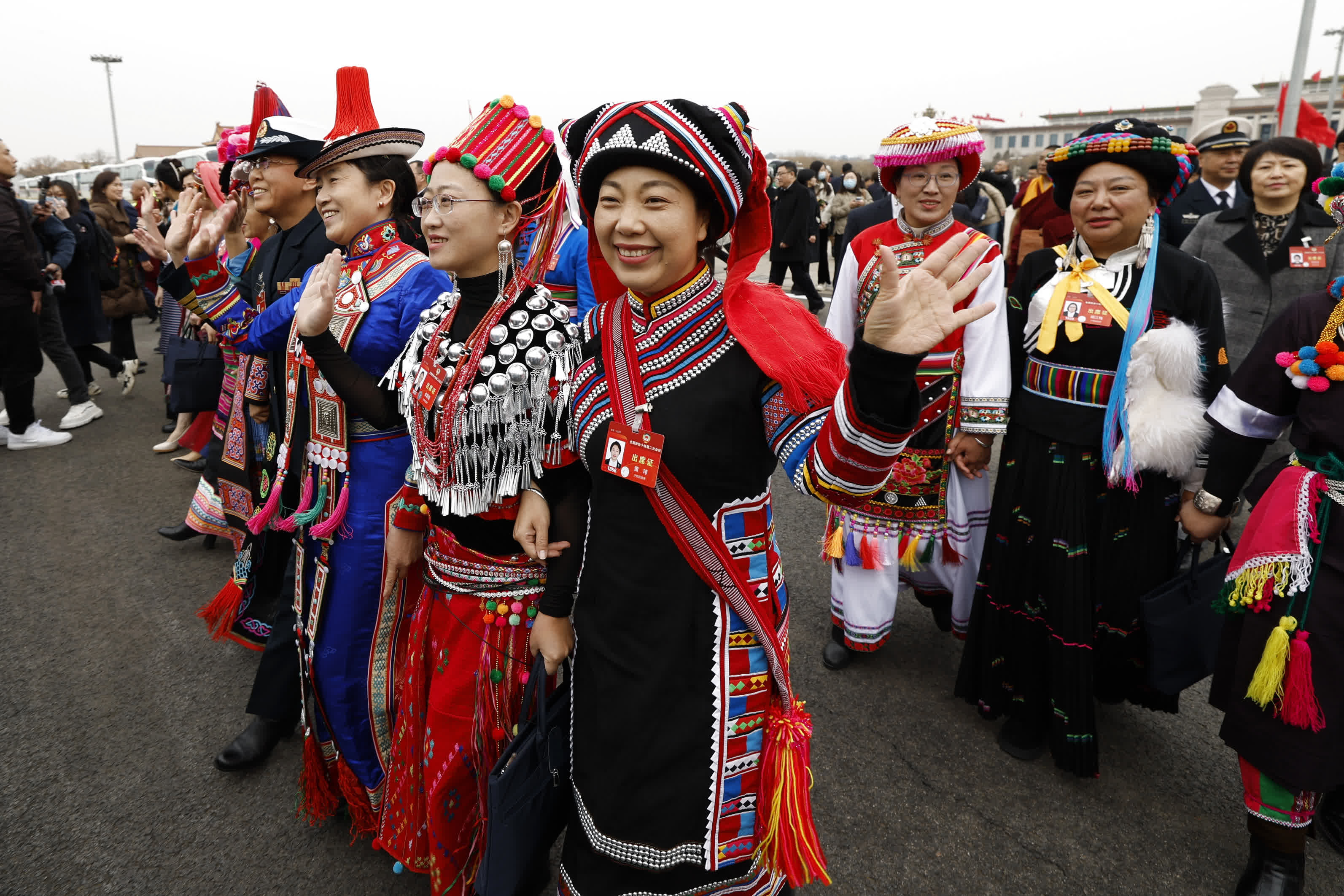 3月4日，身着民(mín)族服飾的政協委員們走向人民(mín)大會堂，準備參加全國政協十四屆二次會議開幕會。