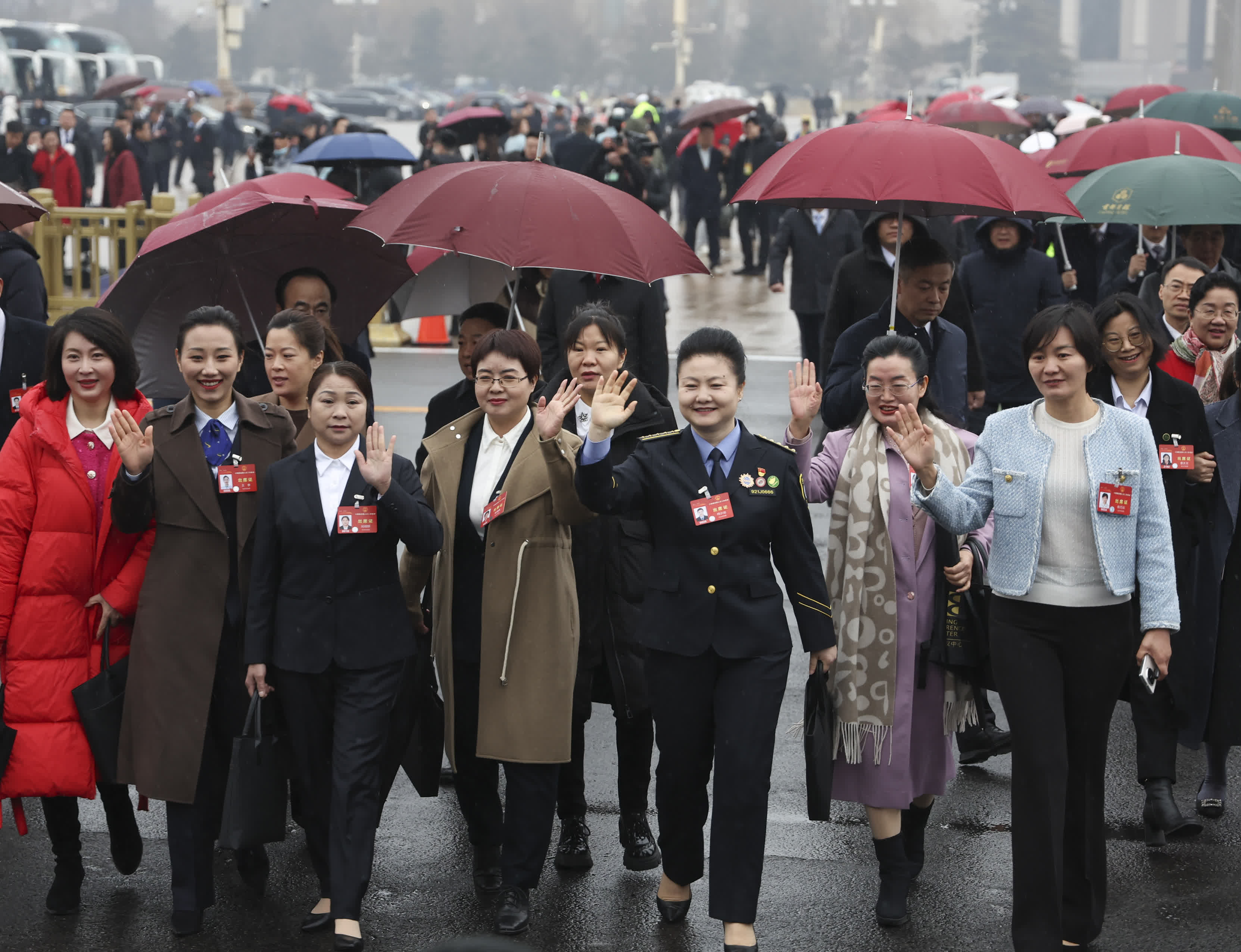 3月5日，女代表們走向人民(mín)大會堂，準備參加十四屆全國人大二次會議開幕會。