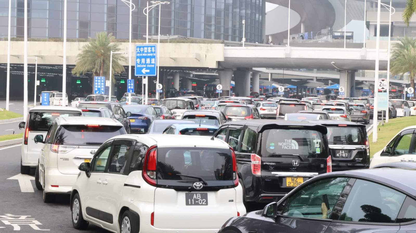 港珠澳大橋一周三次刷新(xīn)車流最高記錄　灣區短途遊受港人青睞