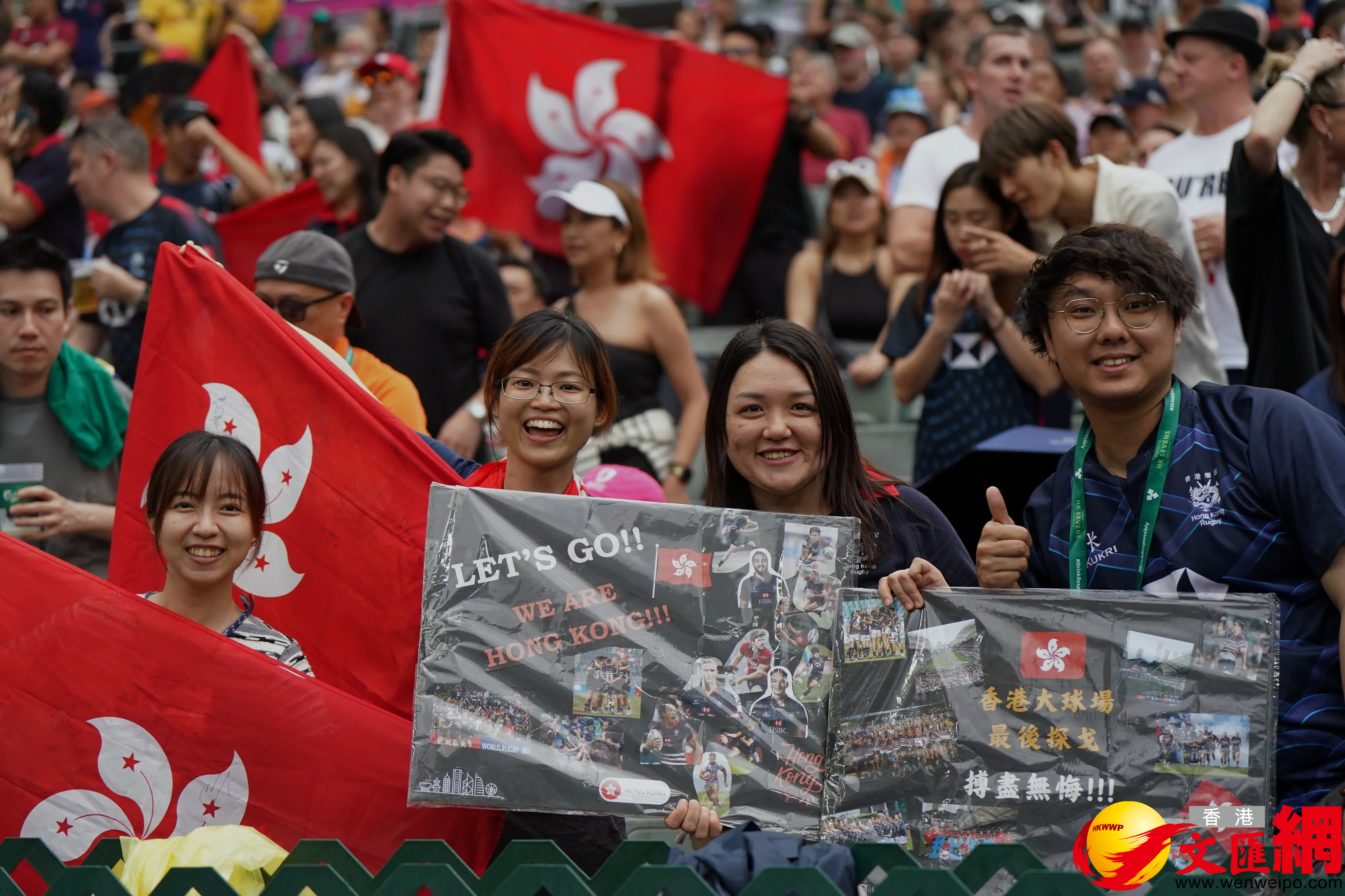 今屆香港國際七人欖球賽進入煞科(kē)日，雖然一度下起大雨，不過仍無阻一眾球迷入場狂歡。（香港文(wén)匯報記者郭正謙 攝）