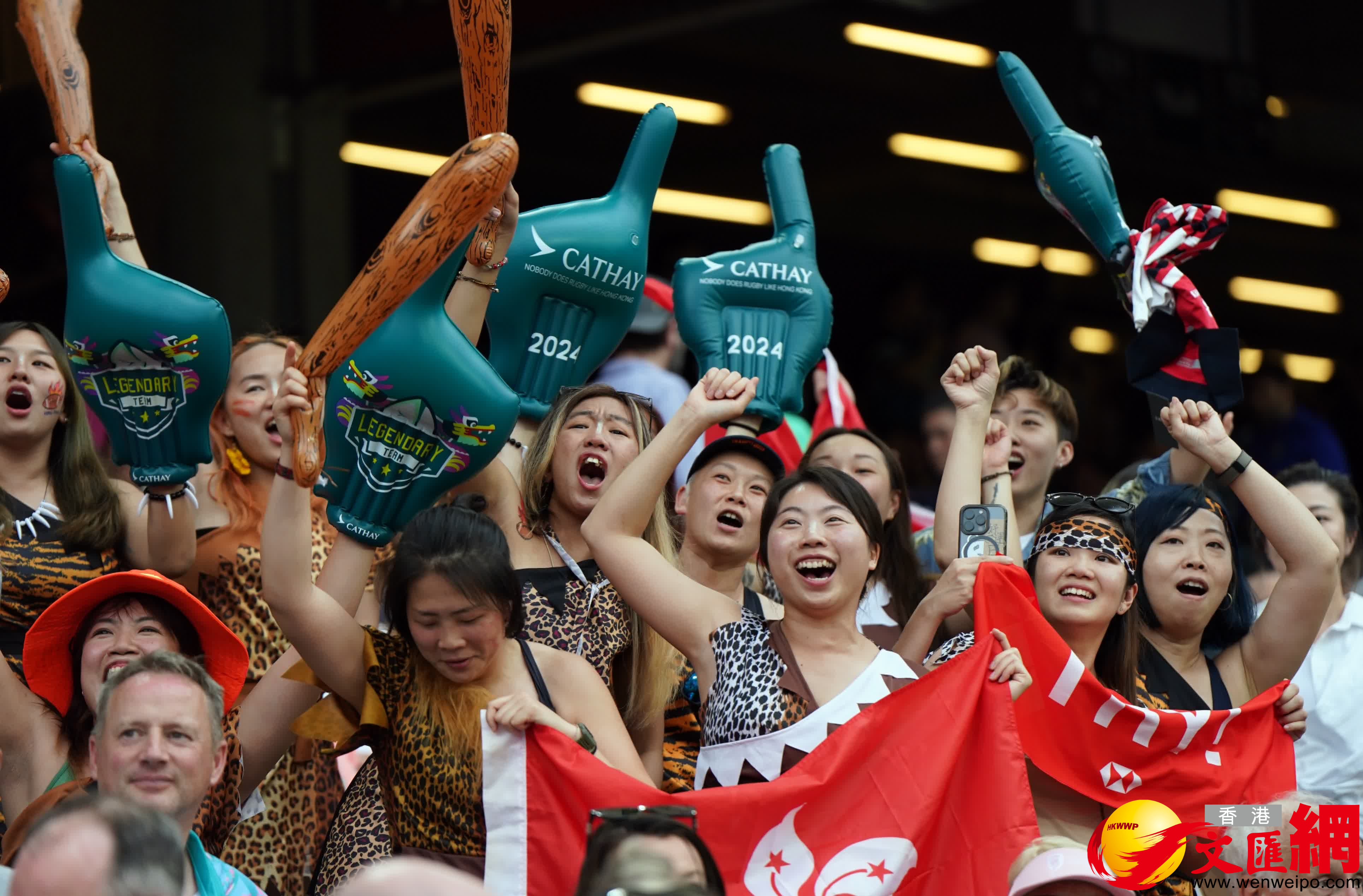 今屆香港國際七人欖球賽進入煞科(kē)日，雖然一度下起大雨，不過仍無阻一眾球迷入場狂歡。（香港文(wén)匯報記者郭正謙 攝）