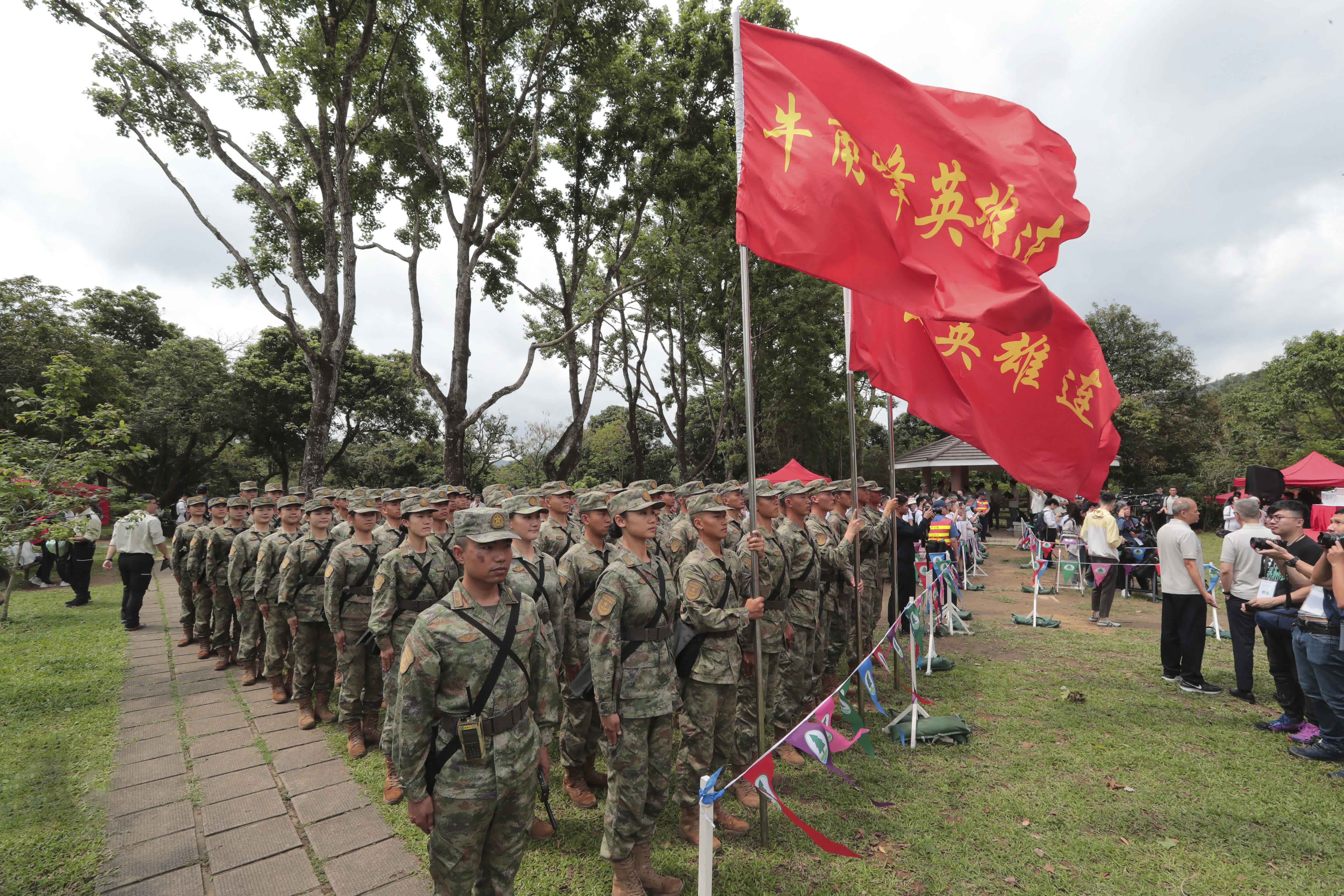 4月20日，駐港部隊官兵代表整齊列隊，參加植樹日活動啟動典禮。（新(xīn)華社）