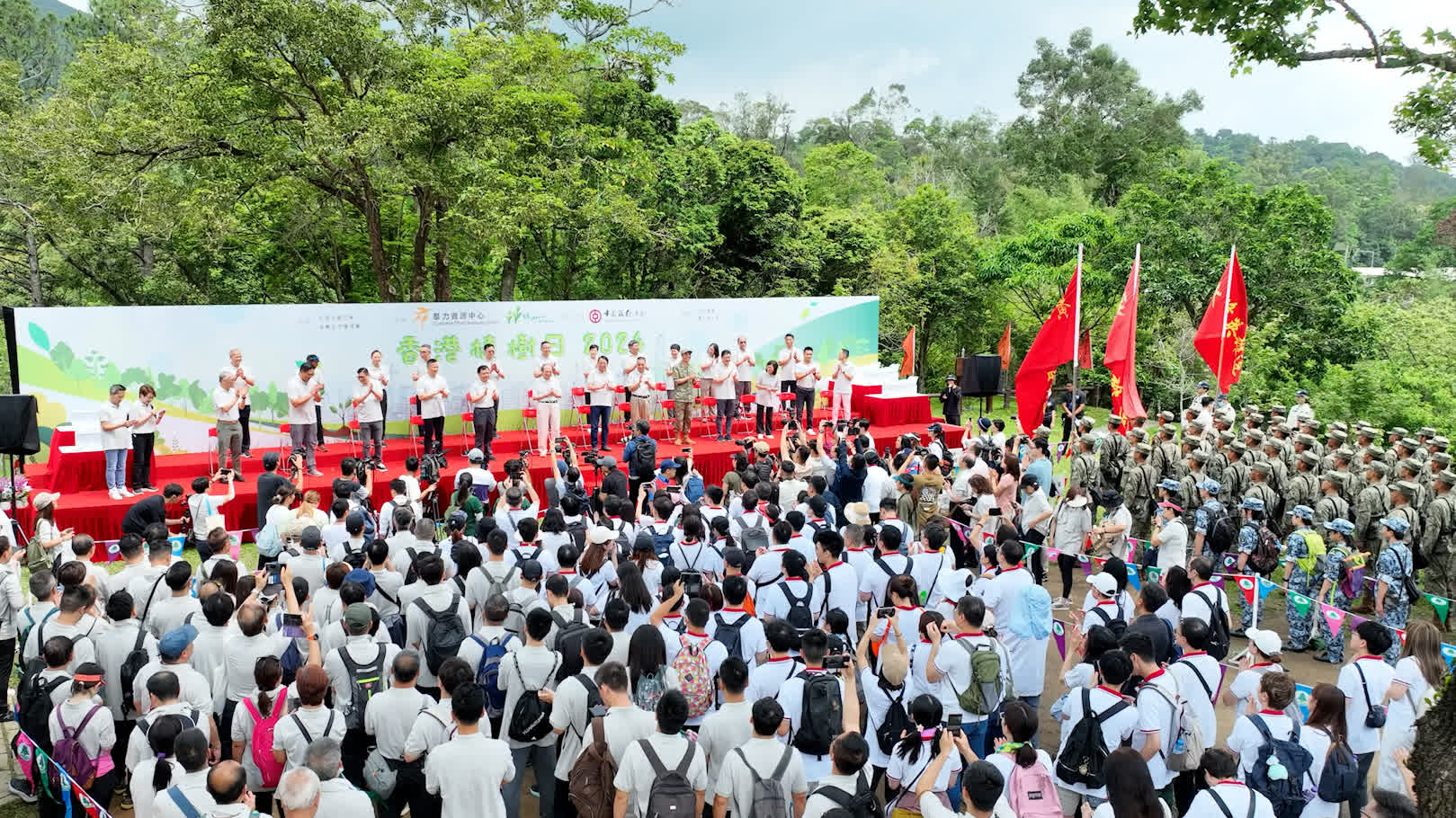 4月20日，駐港部隊官兵代表與香港社會各界代表一起參加植樹日活動啟動典禮。（新(xīn)華社）