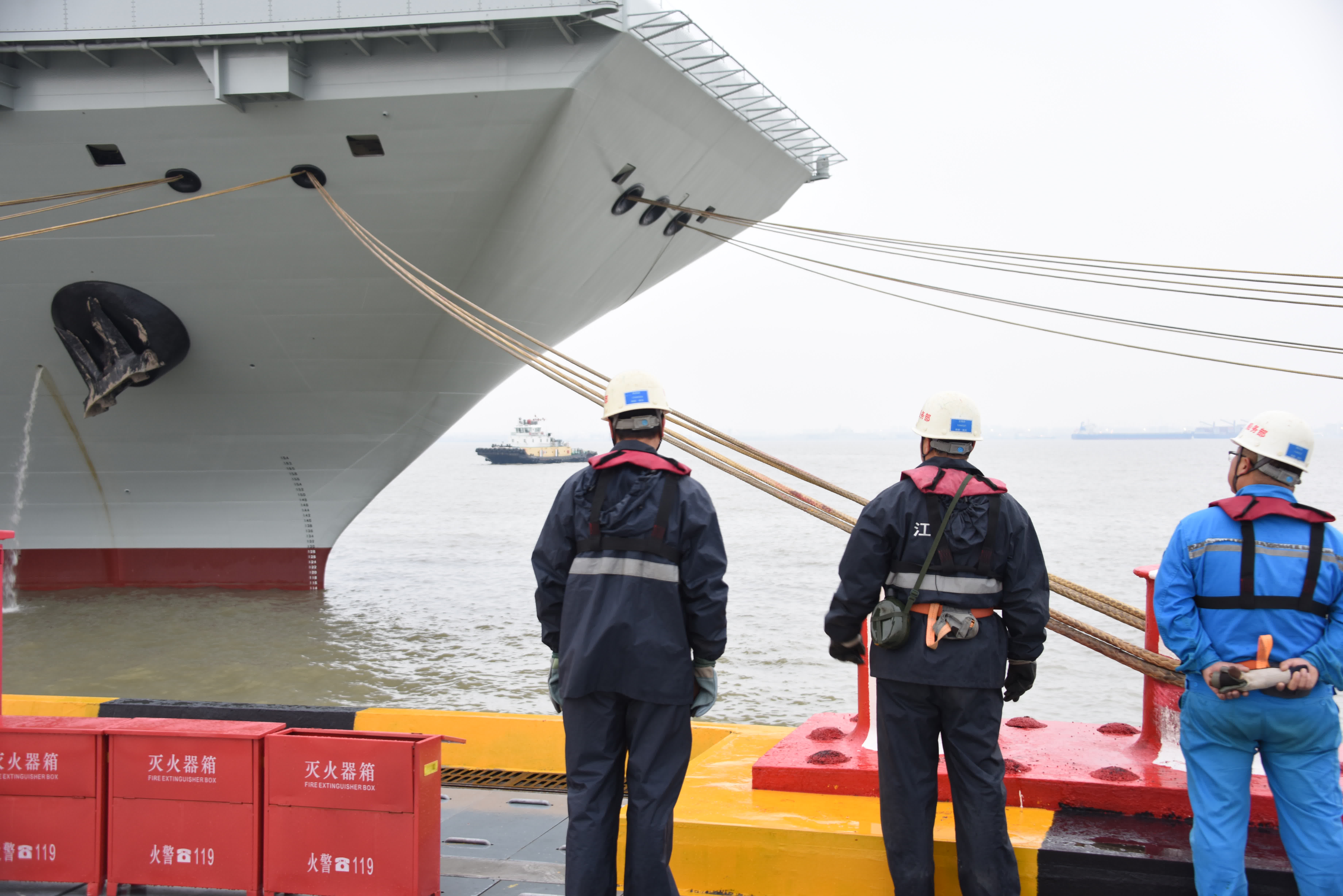 這是即將從上海江南造船廠碼頭解纜啟航的福建艦。（新(xīn)華社）