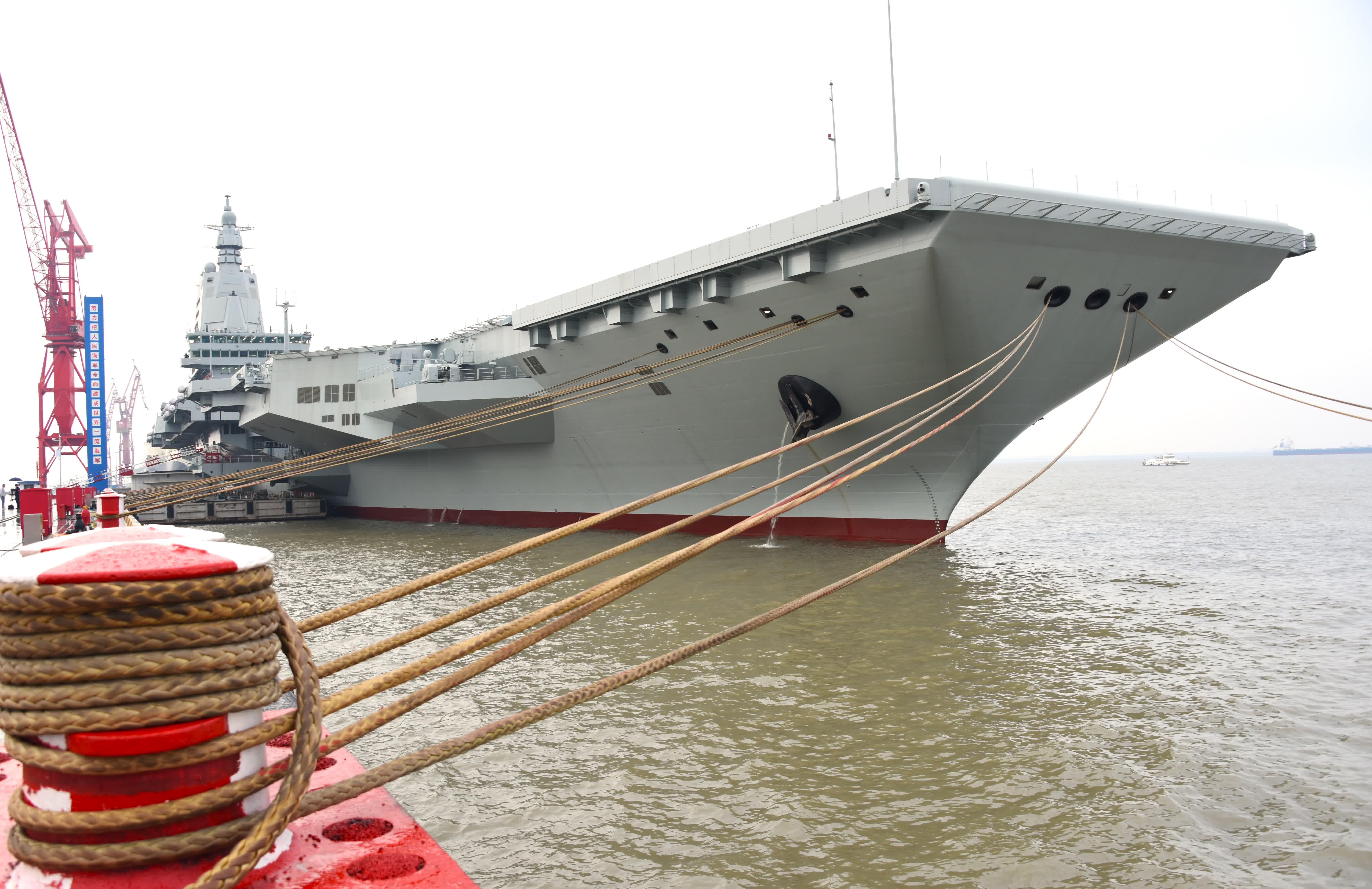 這是即將從上海江南造船廠碼頭解纜啟航的福建艦。（新(xīn)華社）