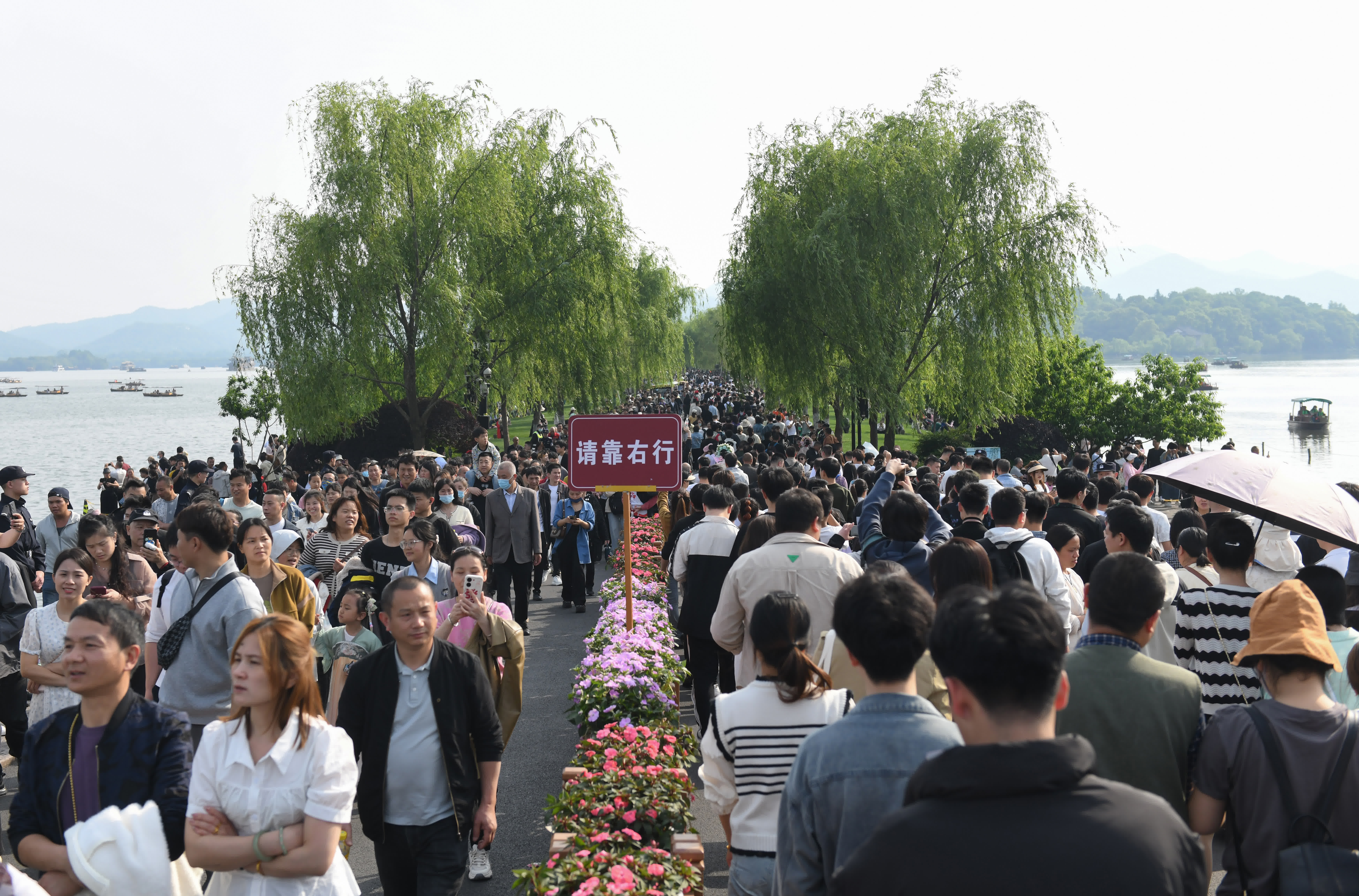 圖為5月1日，西湖(hú)斷橋和白堤再現「人潮」景觀。 （中新(xīn)社）