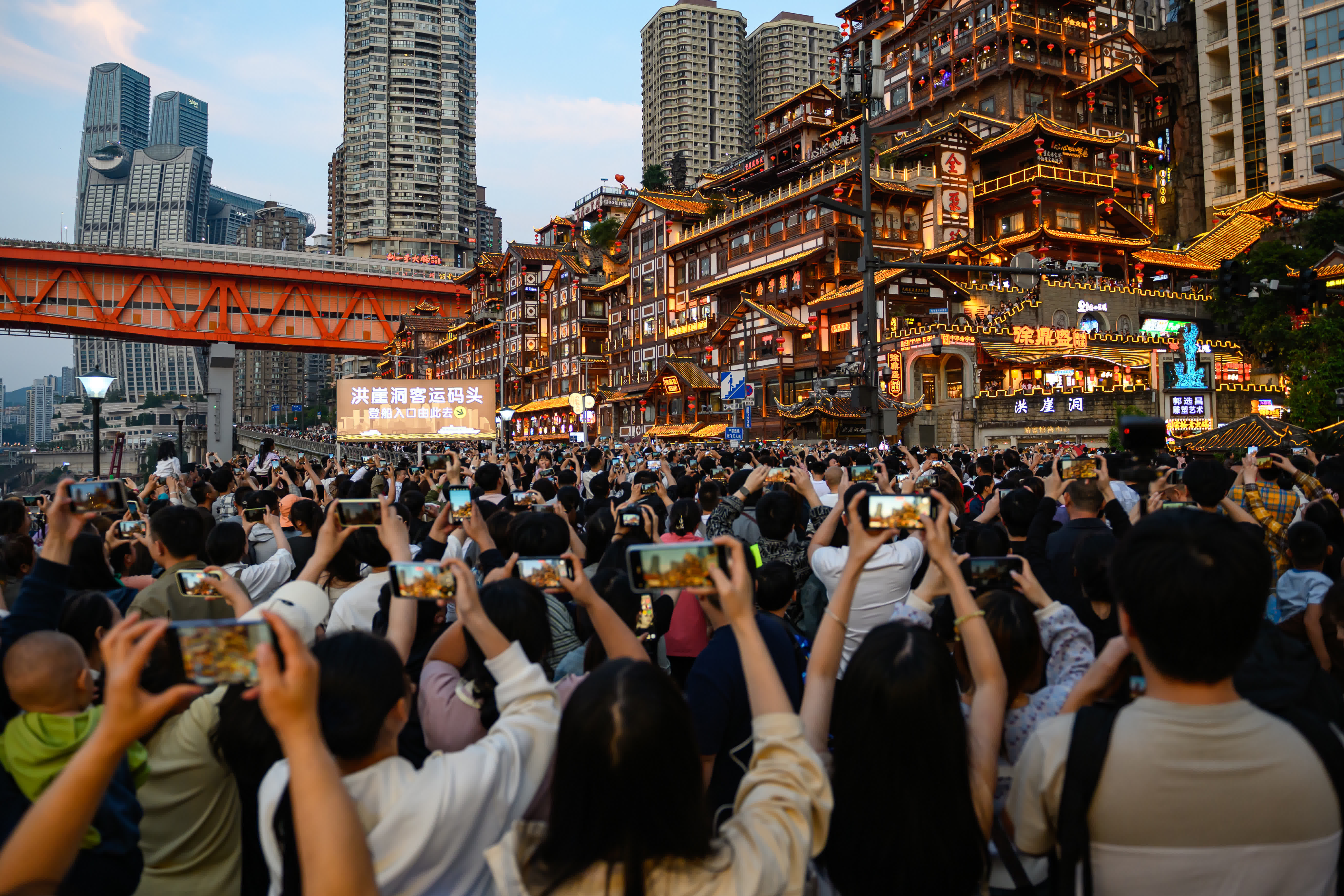 圖為5月4日，洪崖洞璀璨的夜景吸引各地遊客前來觀賞、打卡。 （中新(xīn)社）