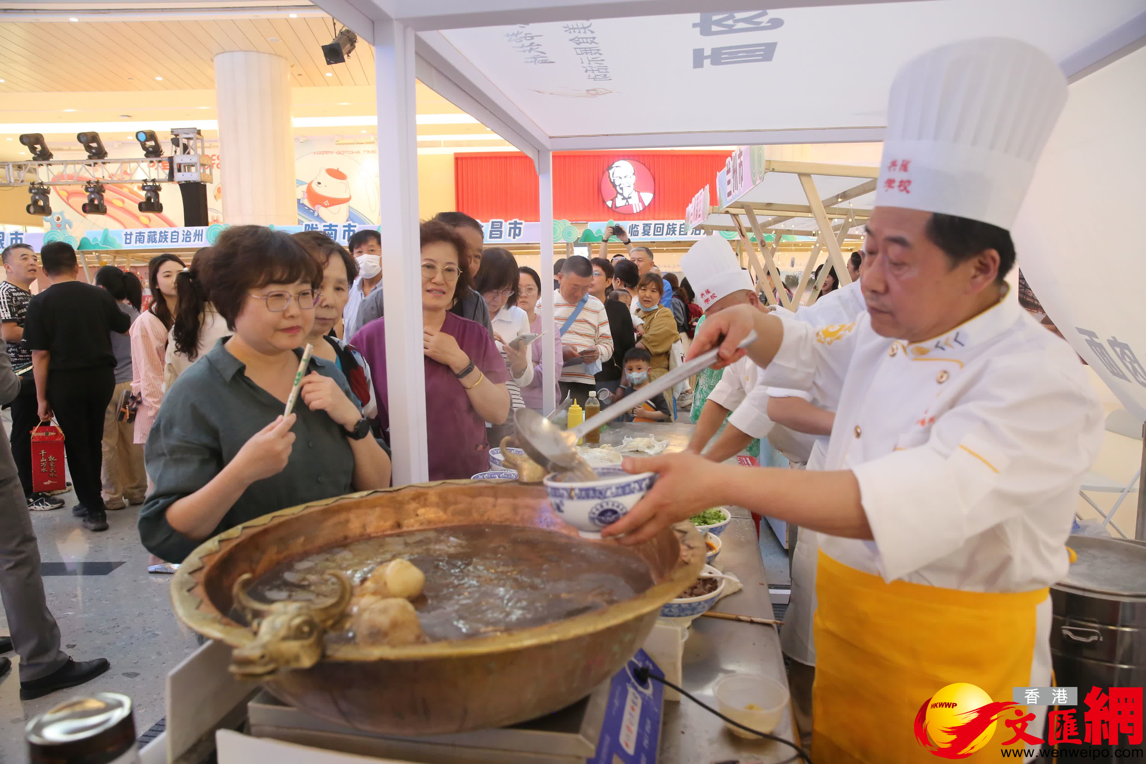 現場免費提供1000份芳香四溢的蘭州牛肉麵。（香港文(wén)匯網記者 郭濤 攝）